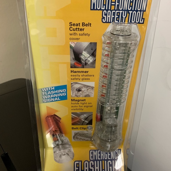 Emergency Safety Flashlight Cutter Flashing Signal - Picture 4 of 7